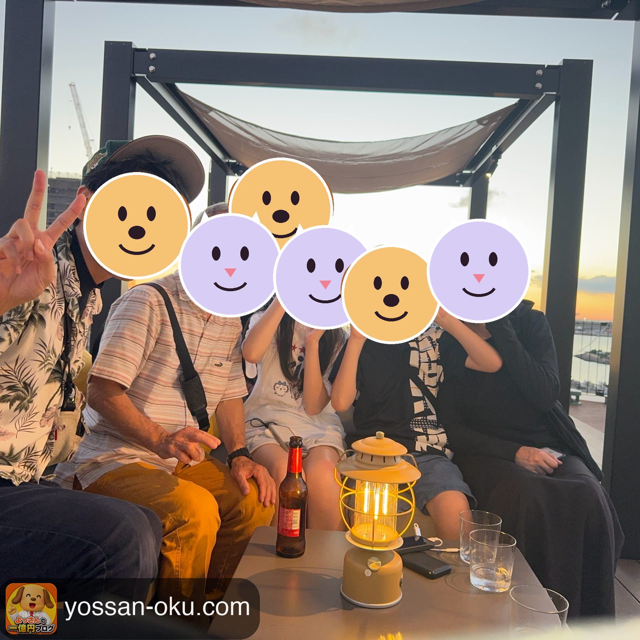 顔を隠した3世代6人の沖縄旅行写真