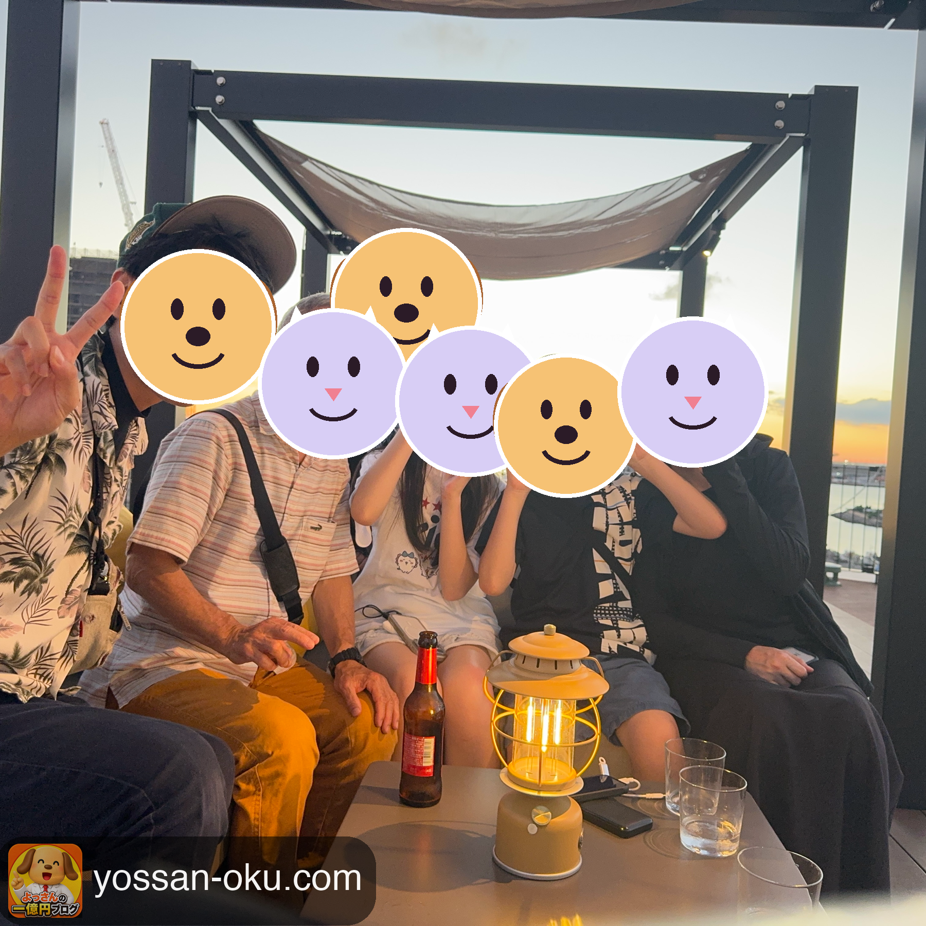 顔を隠した3世代6人の沖縄旅行写真