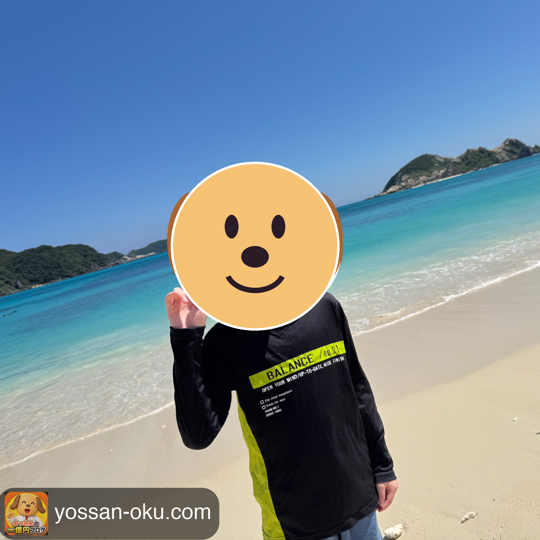 沖縄の青い海を楽しむ小学生の息子